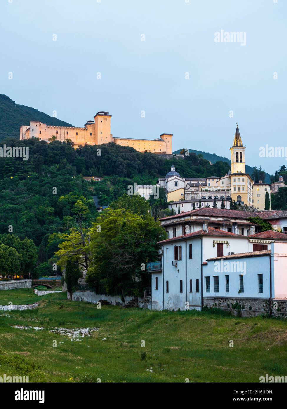 Vue sur la Rocca Albornoz et la cathédrale de Spoleto à l'aube, Spoleto, Ombrie, Italie, Europe Banque D'Images