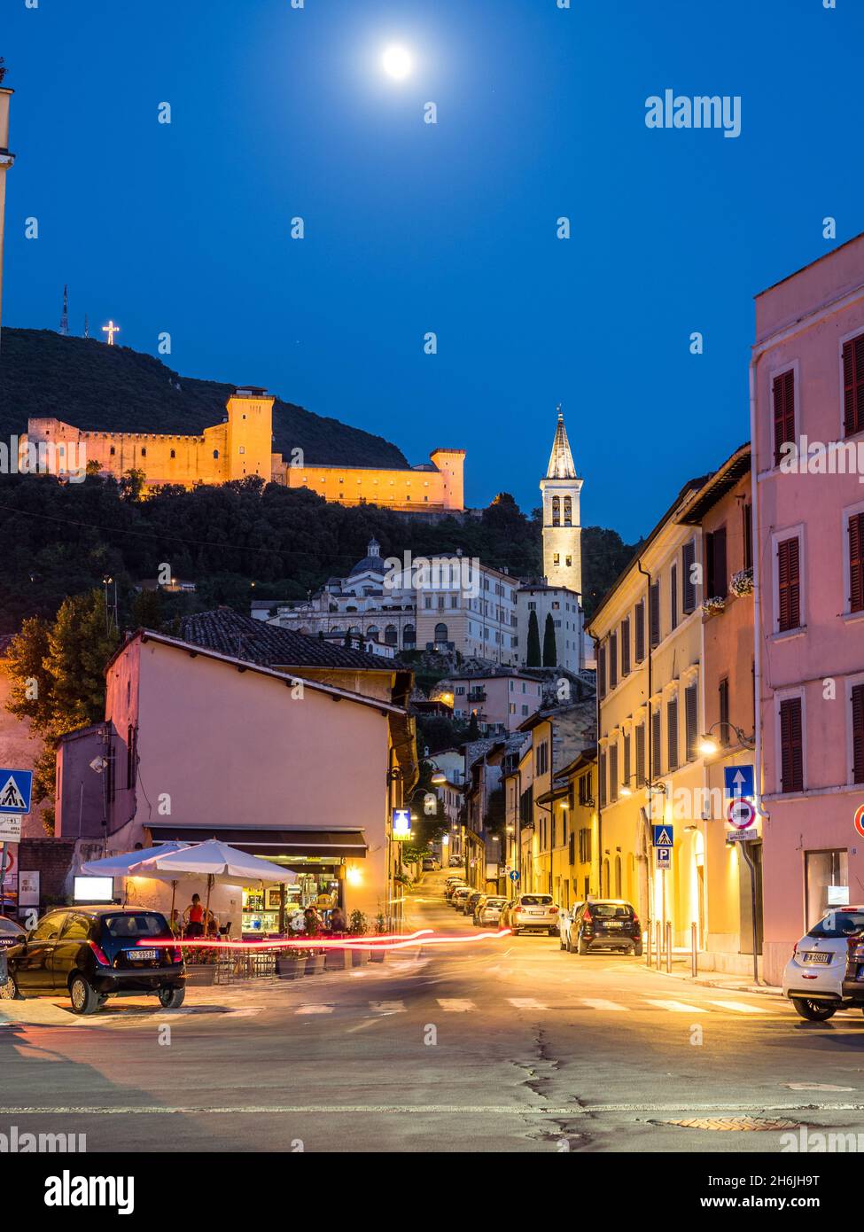 Vue de nuit sur la Rocca Albornoz et la cathédrale de Spoleto, Spoleto, Ombrie, Italie, Europe Banque D'Images