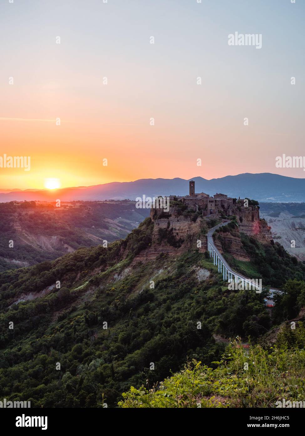 Vue au lever du soleil de la ville de Civita di Bagnoregio, Viterbo, Lazio, Italie, Europe Banque D'Images