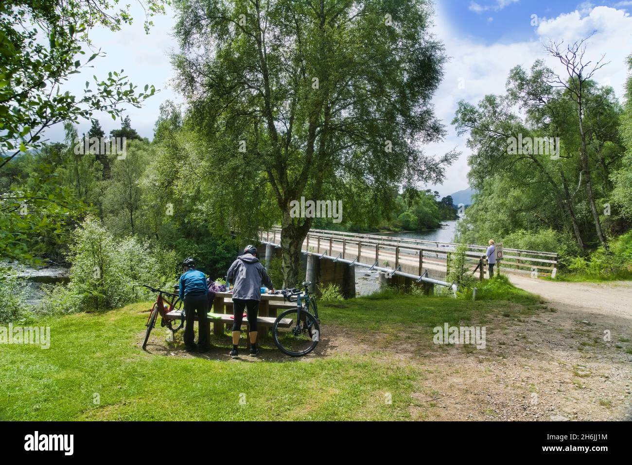 A l'ouest de circuit Carpark, Glen Affric, visiteur, cyclistes, rivière Affric,Réserve naturelle nationale, Cannich, Inverness, Highland, Écosse,U Banque D'Images