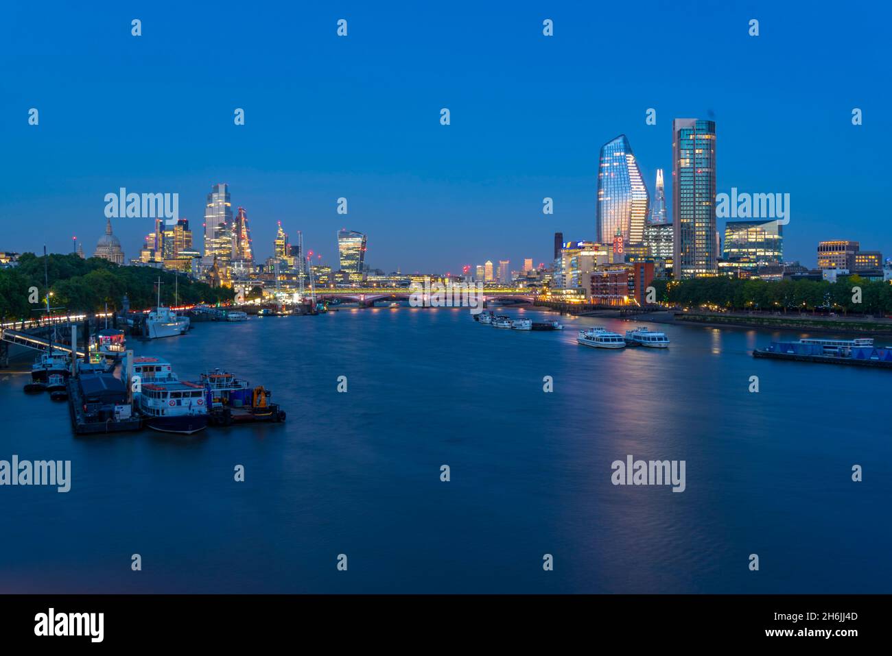 Vue sur le pont de Blackfriars au-dessus de la Tamise, la cathédrale Saint-Paul et la ville de Londres au crépuscule, Londres, Angleterre, Royaume-Uni, Europe Banque D'Images