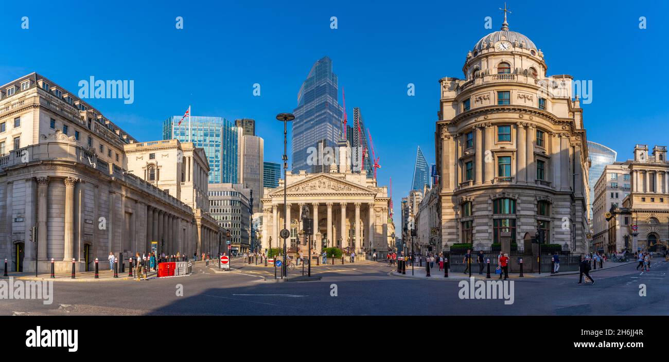 Vue de la Banque d'Angleterre et de la Bourse royale avec toile de fond de la ville de Londres, Londres, Angleterre, Royaume-Uni, Europe Banque D'Images