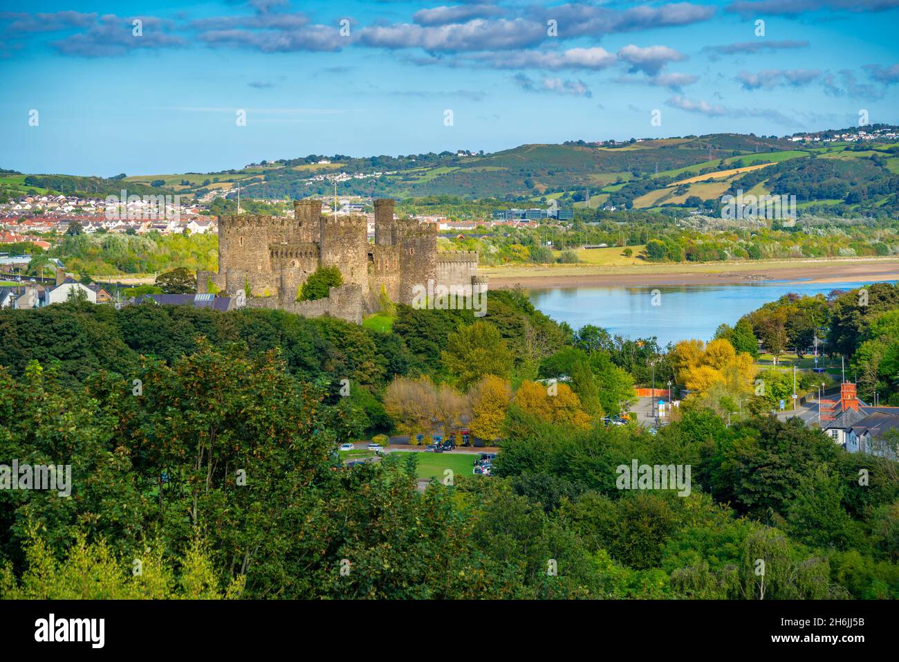 Vue surélevée du château de Conwy, site classé au patrimoine mondial de l'UNESCO, et de la rivière Conwy visible en arrière-plan, Conwy, Gwynedd, pays de Galles du Nord, Royaume-Uni,Europe Banque D'Images