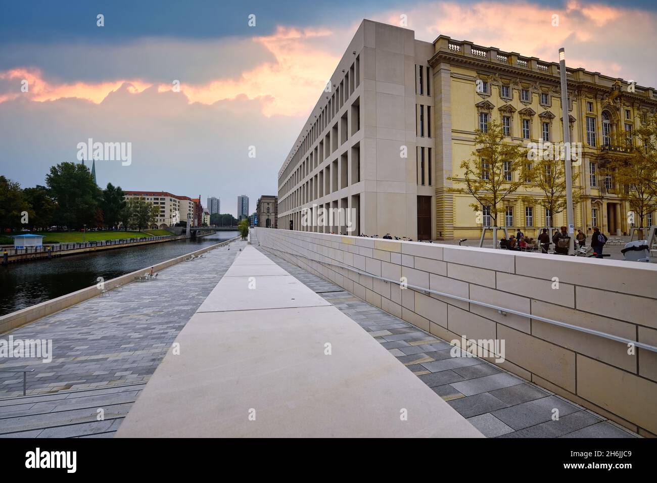 Promenade sur la rivière et terrasses Spree au nouveau Palais de Berlin (Forum Humboldt, Unter den Linden, Berlin, Allemagne, Europe Banque D'Images