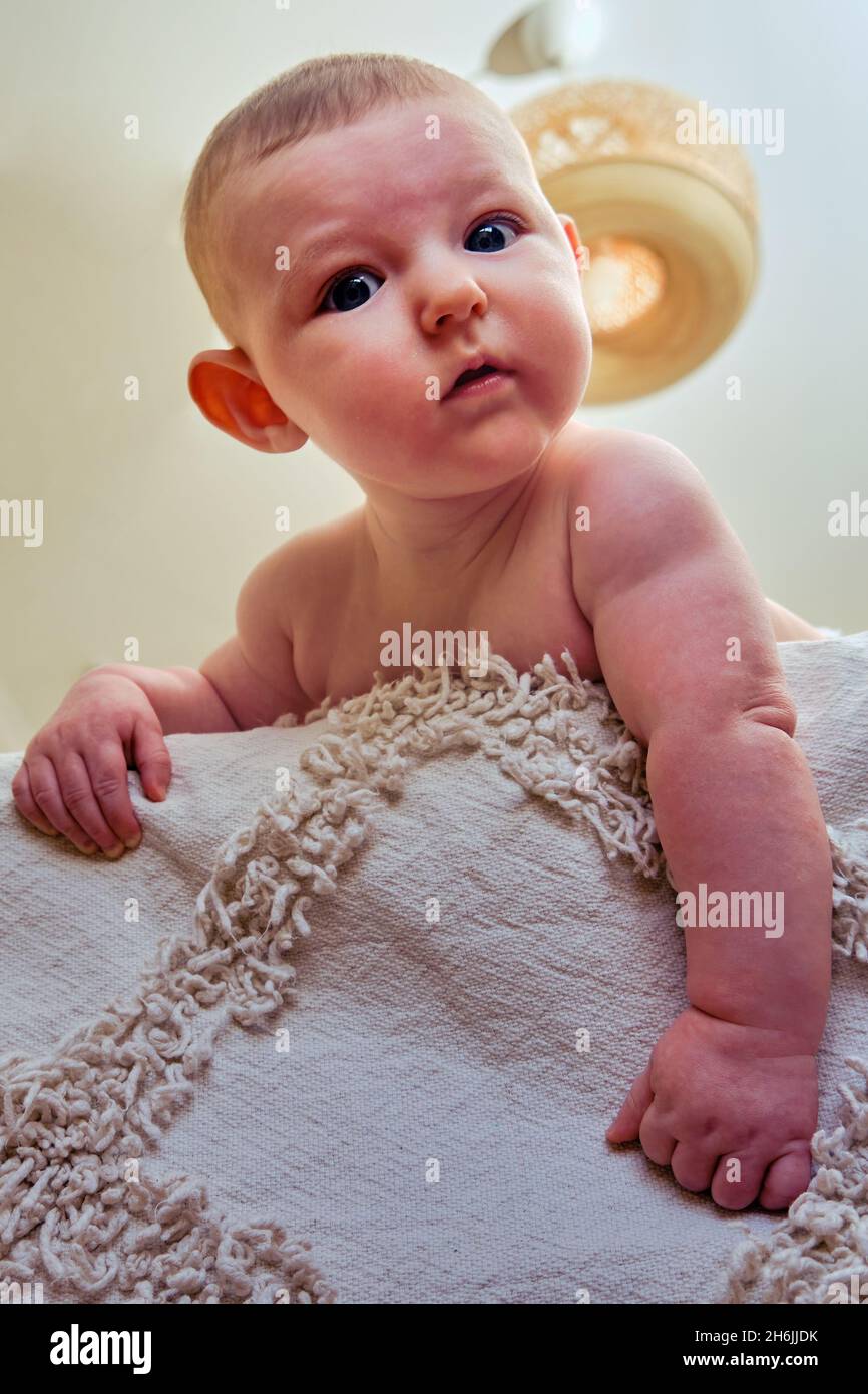 Bébé tombe du lit sans surveillance parentale et peut se blesser, concept  Photo Stock - Alamy