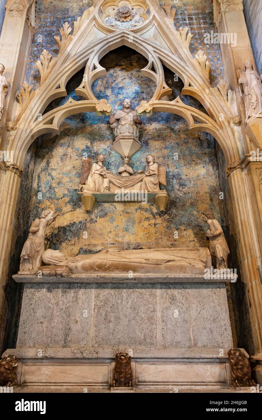 Barcelone, Espagne - 24 septembre 2021 : tombe dans le cloître du monastère de Pedralbes.Est un monastère gothique à Barcelone, Catalogne, Espagne Banque D'Images