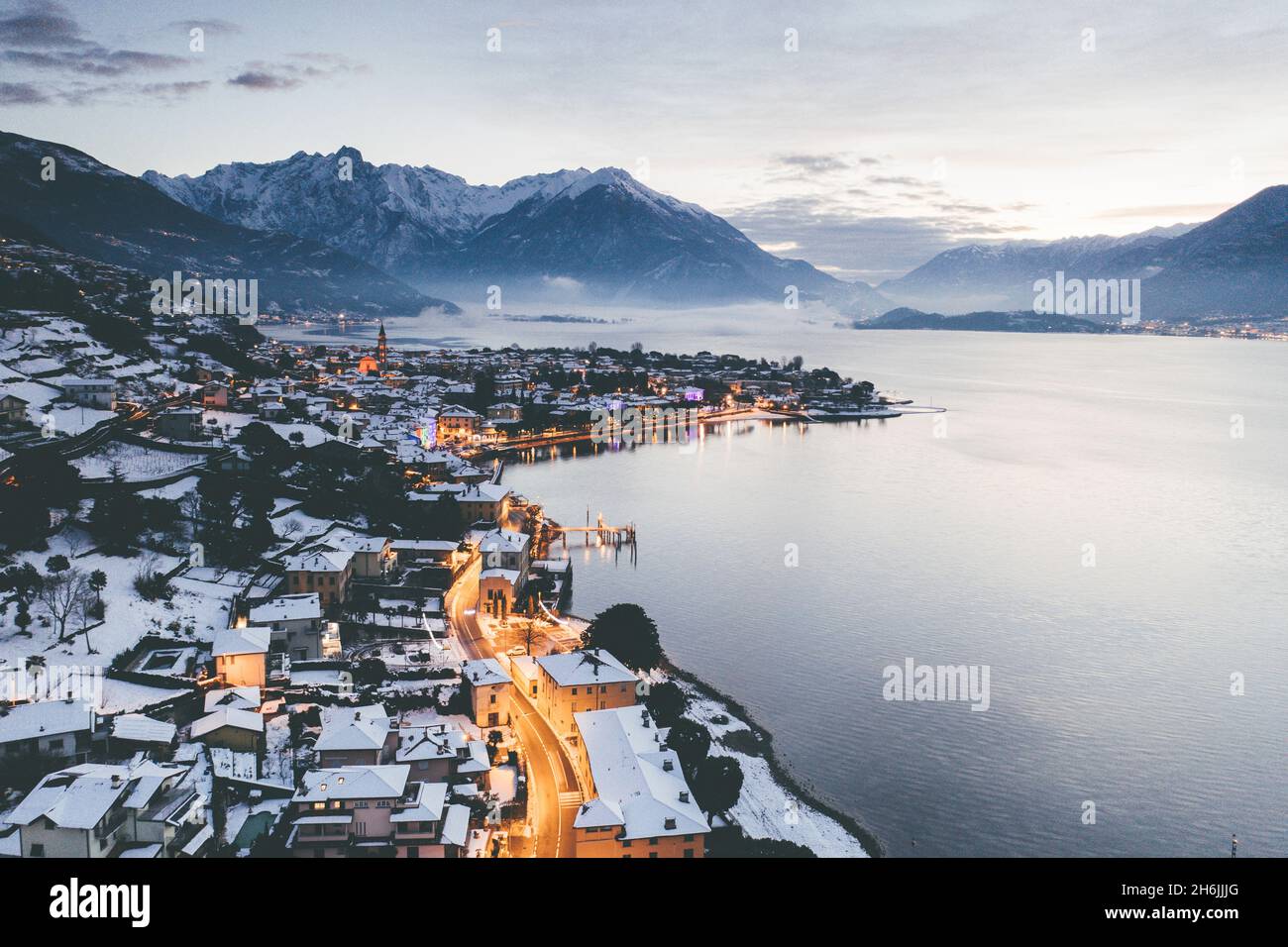 Lever de soleil sur les maisons traditionnelles de Domaso couvertes de neige à l'heure de Noël, Domaso, Lac de Côme, province de Côme, Lombardie,Lacs italiens, Italie Banque D'Images