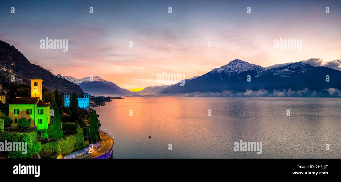 Lumières de Noël dressant le vieux clocher de Gravedona, ville au bord du lac à l'aube, lac de Côme, province de Côme, Lombardie, lacs italiens,Italie, Europe Banque D'Images