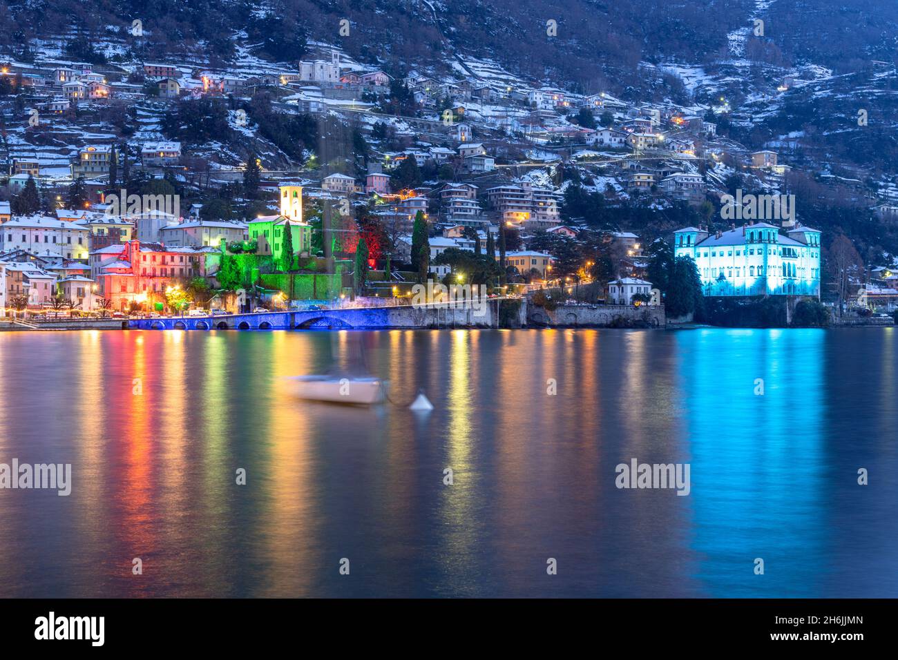 Village de contes de fées de Gravedona illuminé de lumières de Noël pendant un hiver enneigé, Gravedona, lac de Côme, Lombardie, lacs italiens,Italie, Europe Banque D'Images