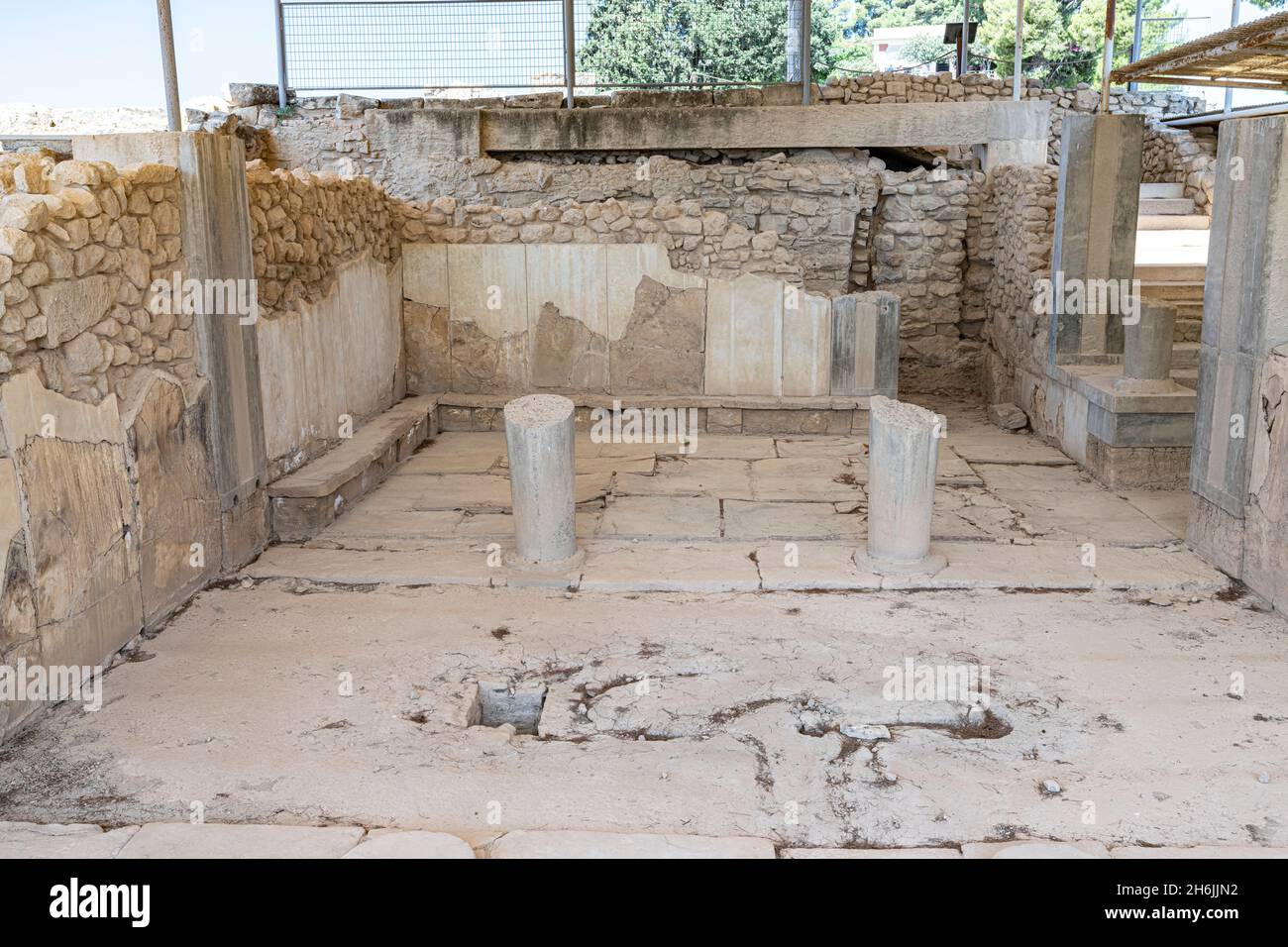 Ancien sol en pierre et colonnes dans l'appartement royal du Palais Phaistos et site archéologique, Crète, Iles grecques, Grèce, Europe Banque D'Images