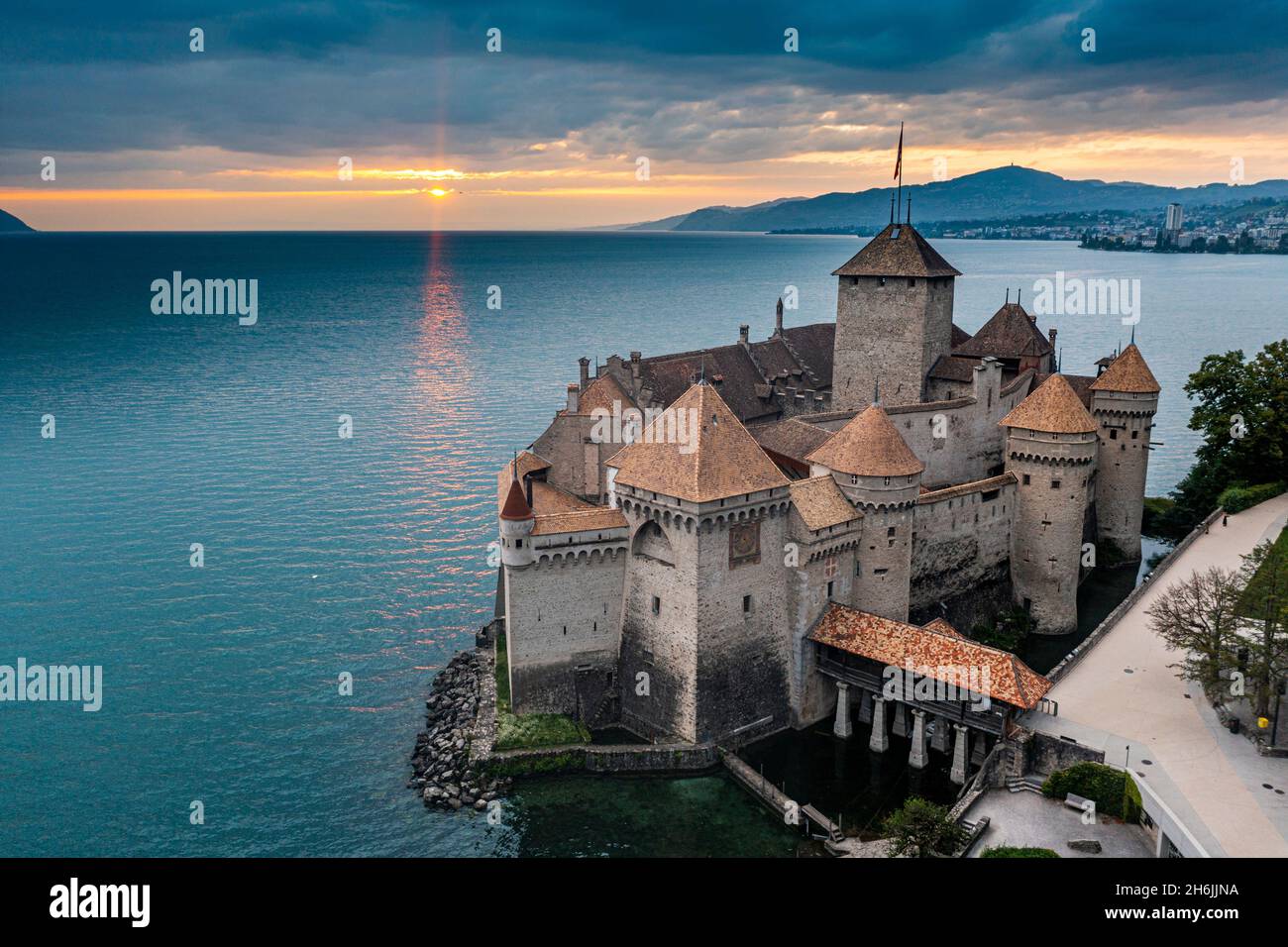 Antenne du château de Chillon au coucher du soleil, lac de Genève, Suisse, Europe Banque D'Images