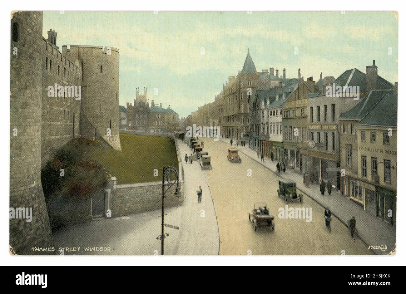 Carte postale couleur teintée du début des années 1920 de Thames Street, vue vers l'église paroissiale, château de Windsor sur la gauche, Windsor, Berkshire, Royaume-Uni Circa 1925 Banque D'Images