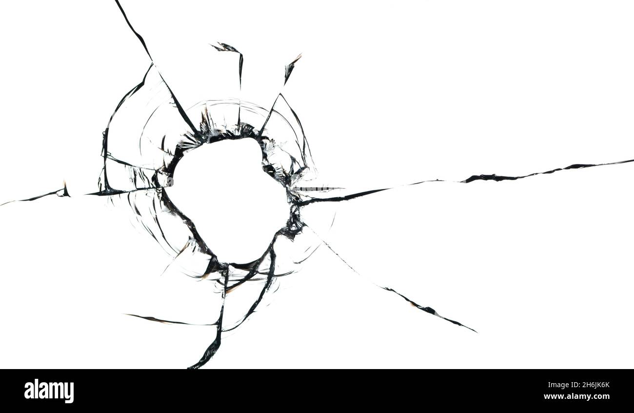 Trou d'une boule dans la vitre sur un fond blanc gros plan. Banque D'Images