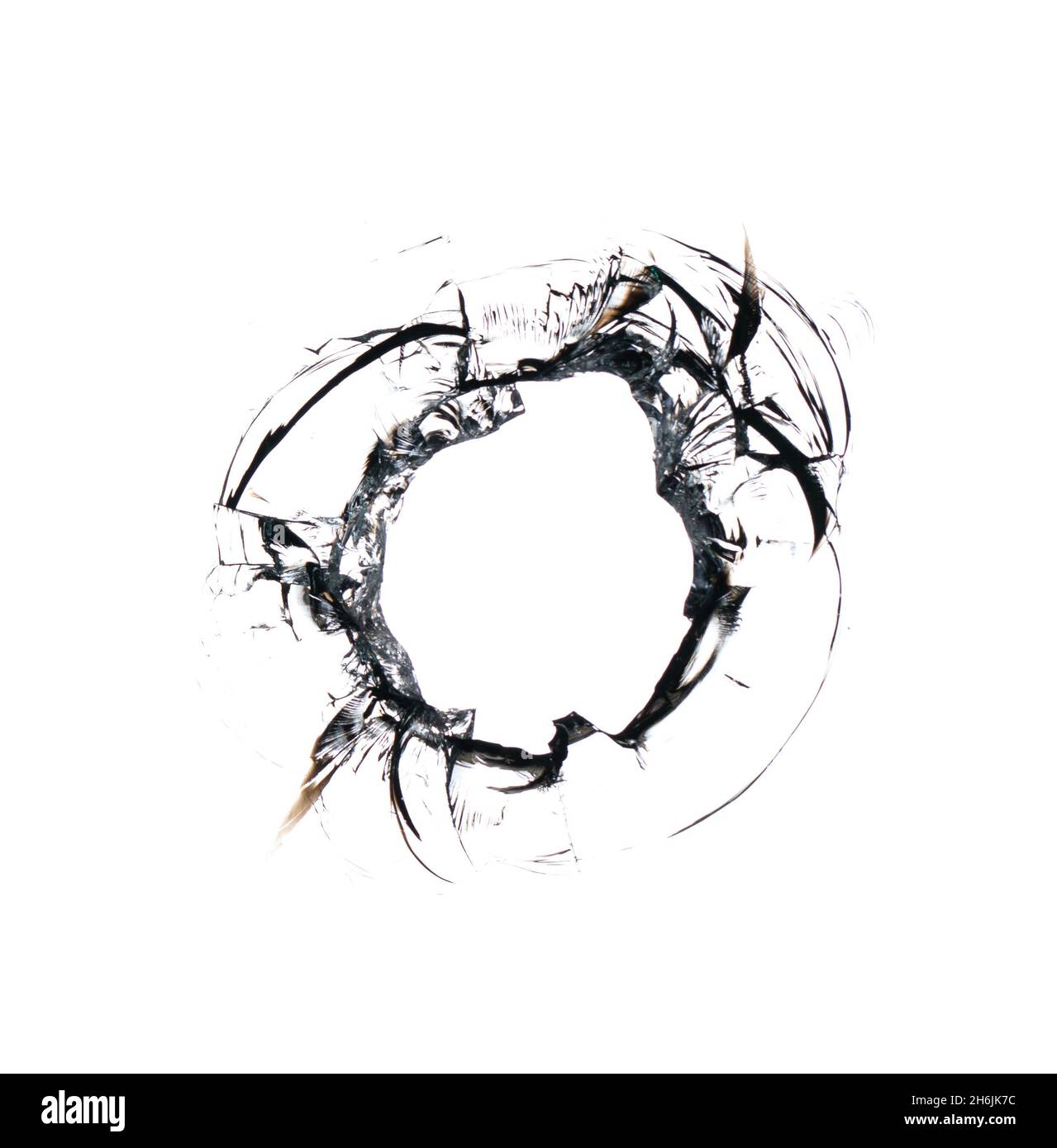 Trou d'une boule dans la vitre sur un fond blanc gros plan. Banque D'Images