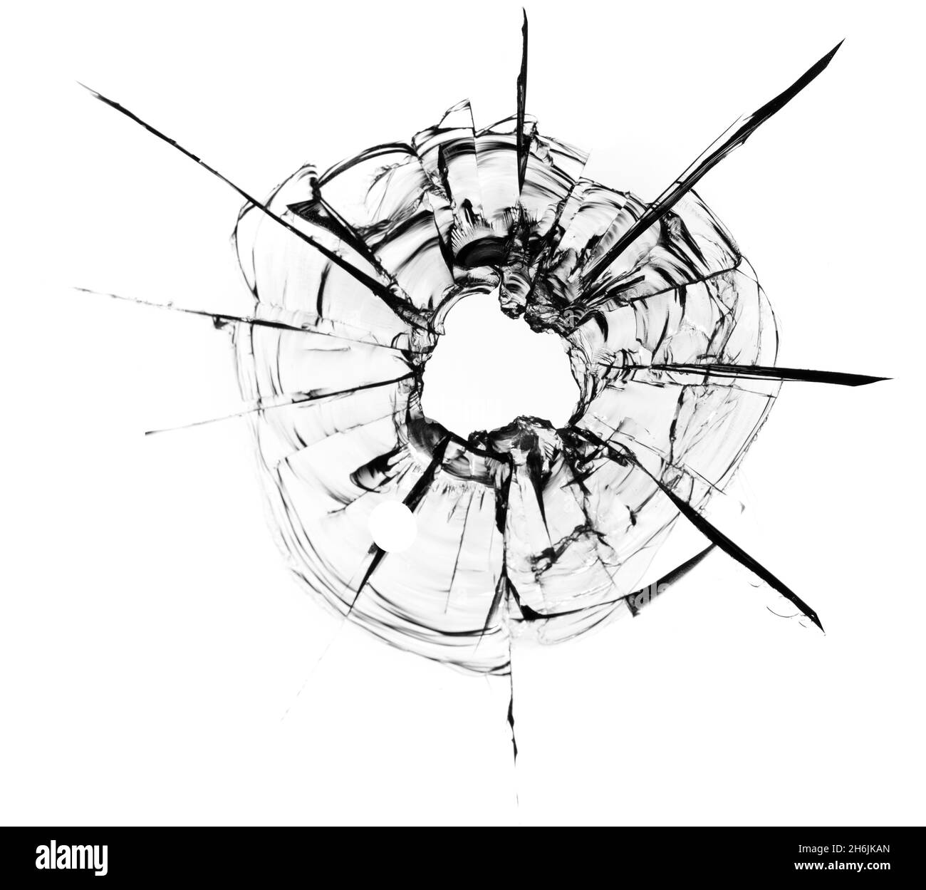 Fissures noires du kulsi dans le verre sur fond blanc.Macro. Banque D'Images