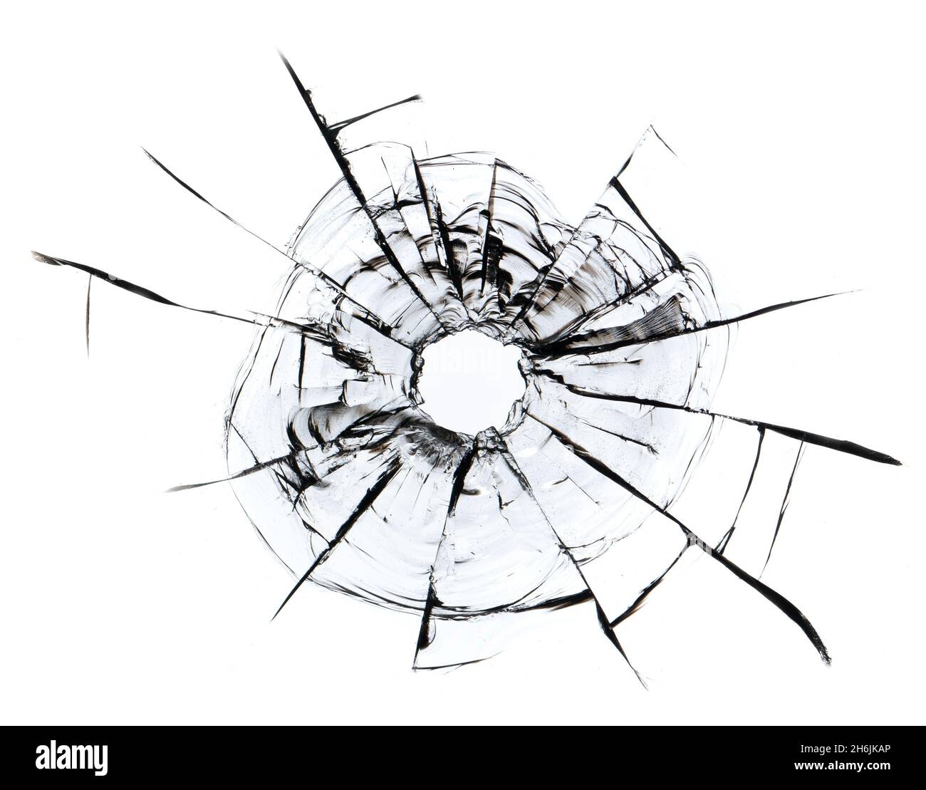 Fissures noires du kulsi dans le verre sur fond blanc.Macro. Banque D'Images