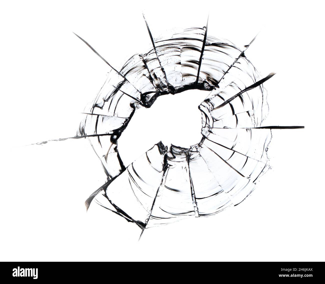 Fissures noires du kulsi dans le verre sur fond blanc.Macro. Banque D'Images