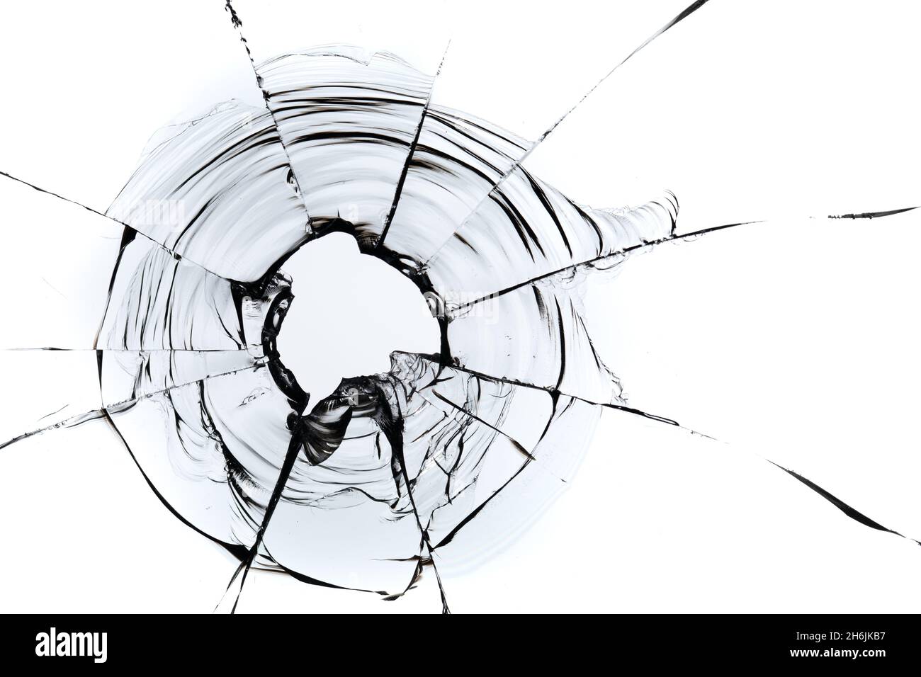 Fissures noires du kulsi dans le verre sur fond blanc.Macro. Banque D'Images