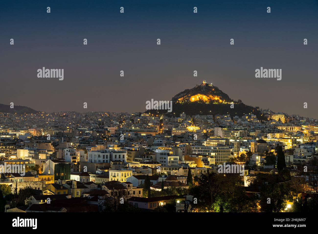 Athènes, Grèce.Novembre 2021.Vue aérienne de la ville et de la colline du Lycabette au coucher du soleil Banque D'Images