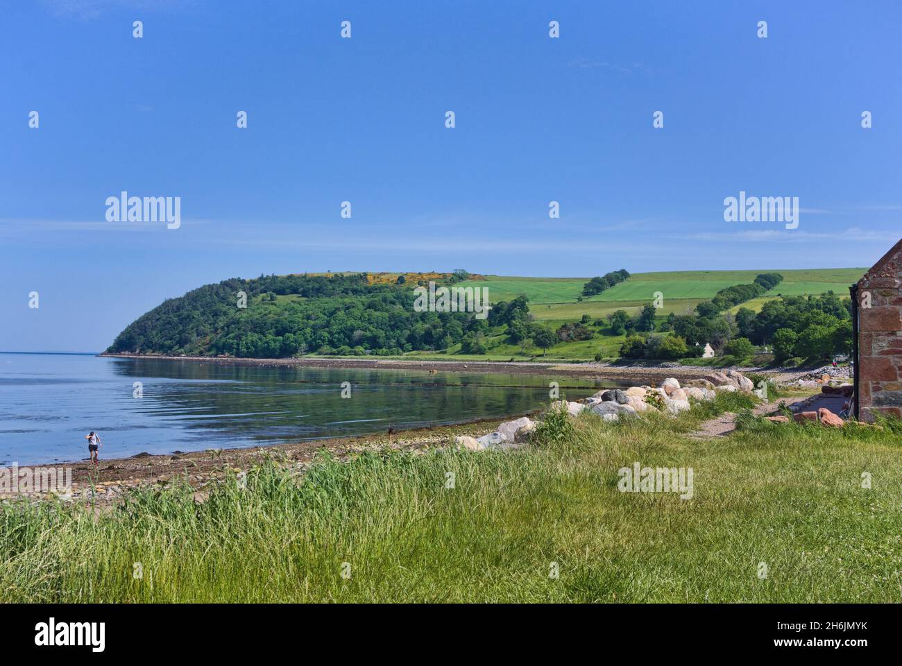 Vue vers le nord sur Cromarty Firth à Moray Firth, depuis le village de Cromarty, Black Isle.Visiteurs sur la plage. Belle journée ensoleillée, paisible, qu'il faut Banque D'Images