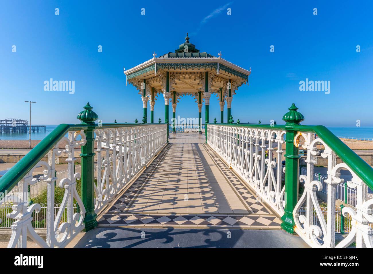 Vue sur le kiosque à musique au bord de la mer, Brighton, East Sussex, Angleterre, Royaume-Uni, Europe Banque D'Images