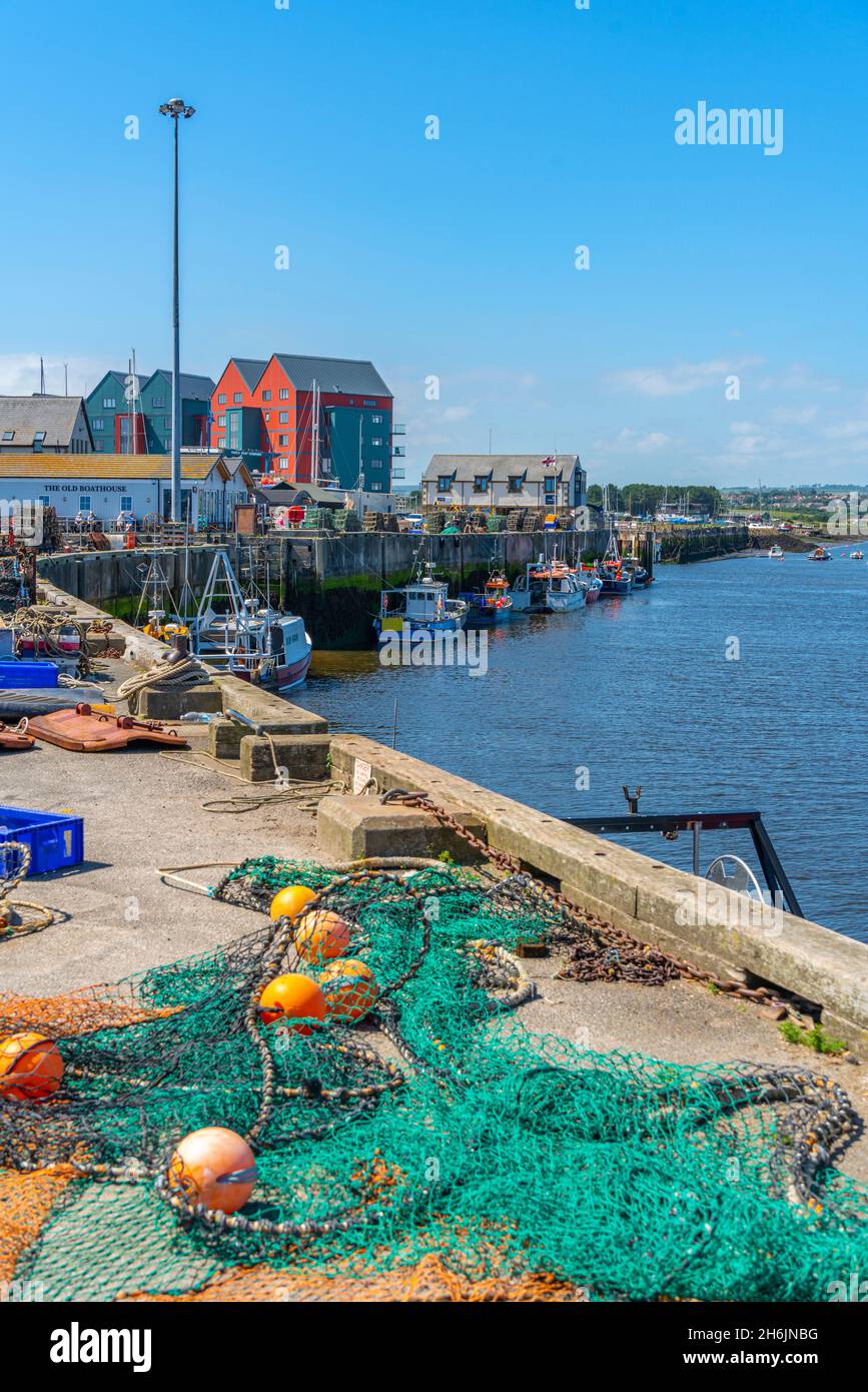 Vue sur les filets de pêche sur le quai et le coquet de la rivière à Bambul, Morpeth, Northumberland, Angleterre, Royaume-Uni, Europe Banque D'Images