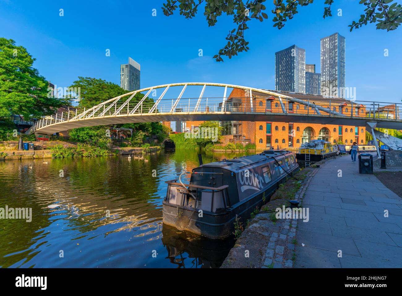 Vue de 301 Deansgate et passerelle (passerelle piétonne) (Merchants Bridge) sur le canal, Castlefield, Manchester, Angleterre, Royaume-Uni,Europe Banque D'Images