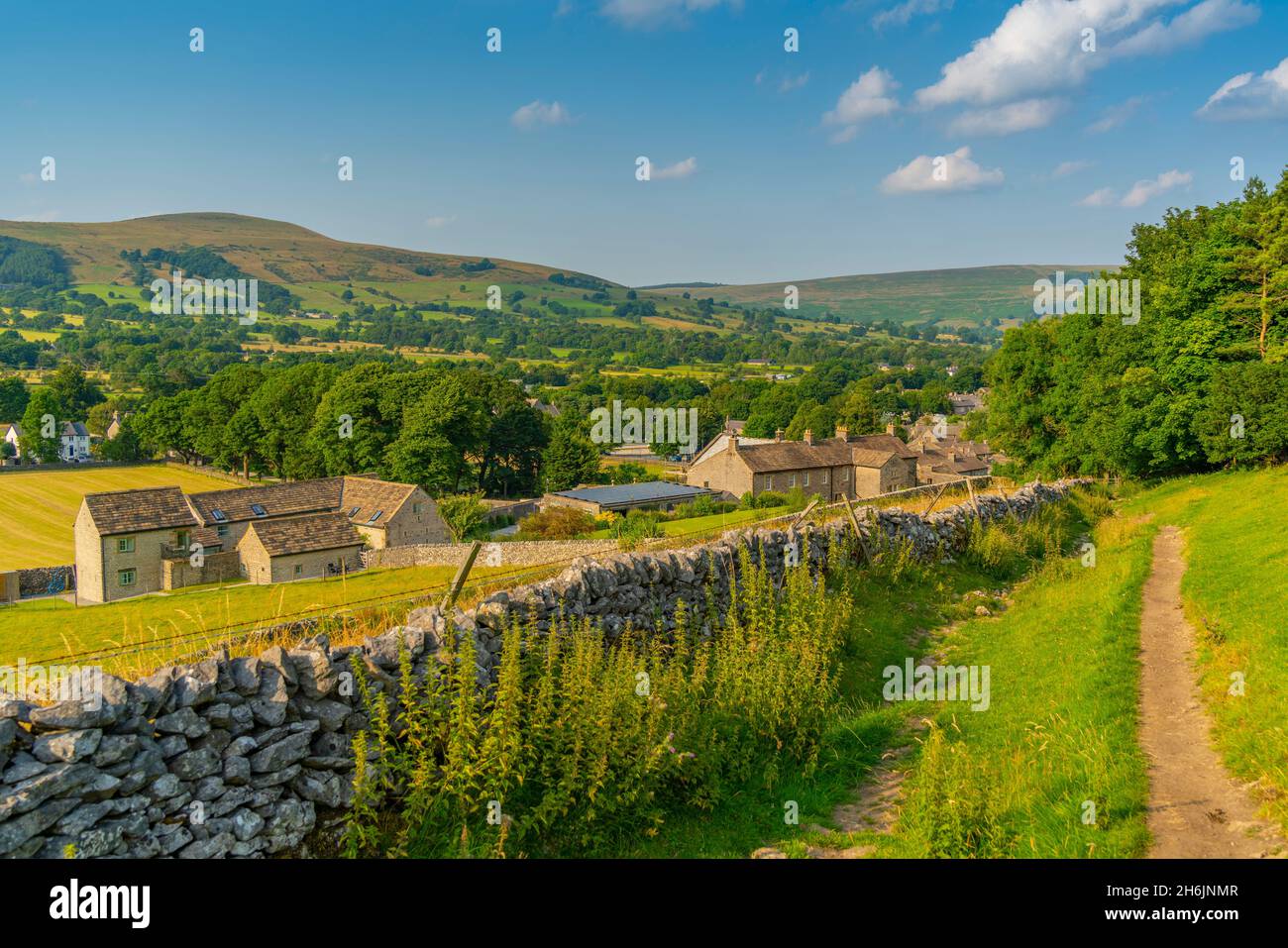 Vue sur le village de Castleton dans la vallée de l'espoir, Peak District National Park, Derbyshire, Angleterre, Royaume-Uni, Europe Banque D'Images