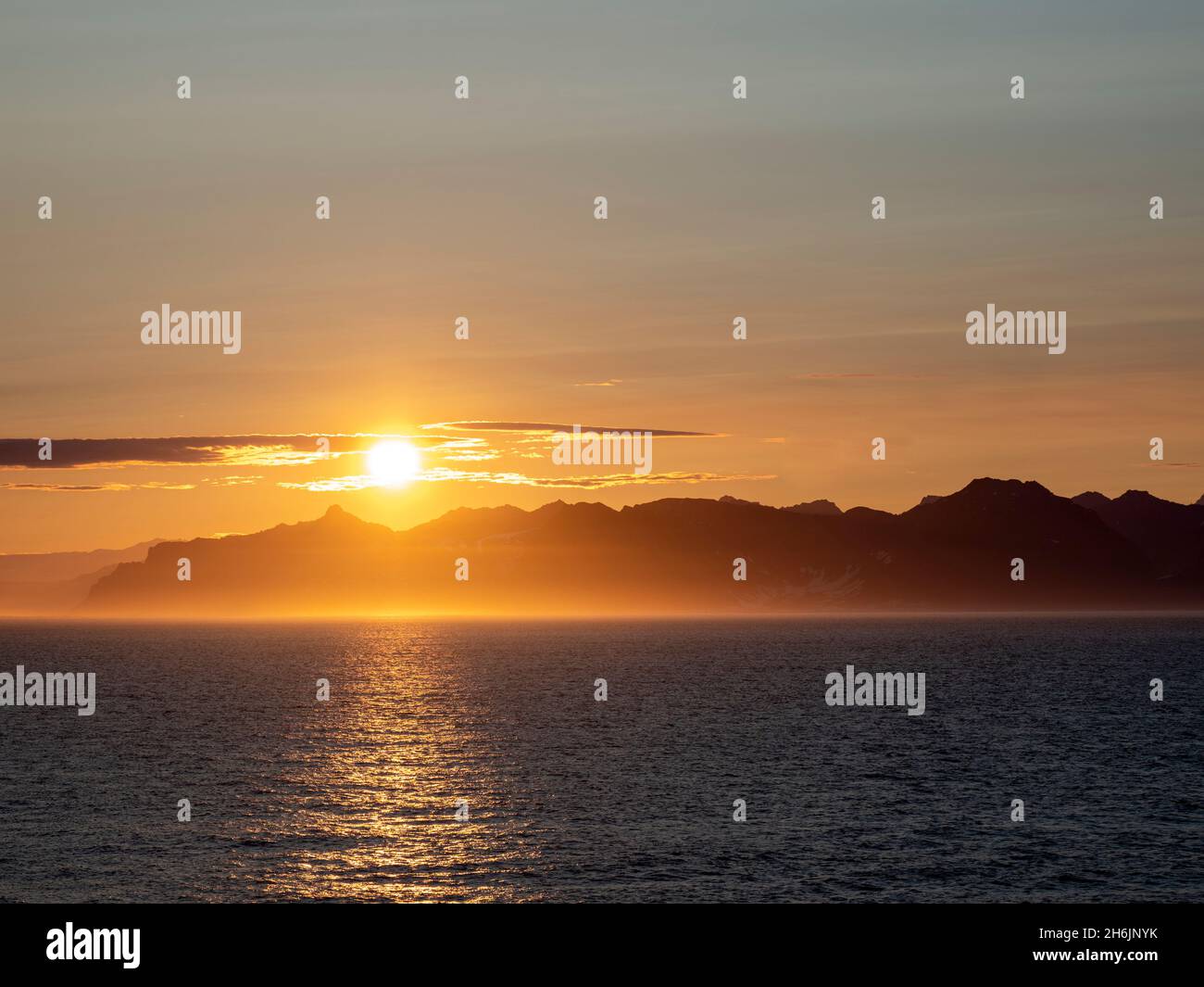 Coucher de soleil au large de la côte est du Groenland, régions polaires Banque D'Images