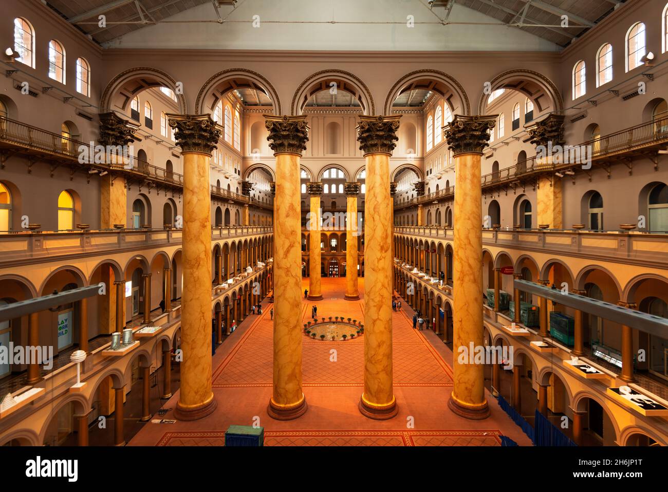 WASHINGTON - 8 AVRIL 2015 : la Grande salle du Musée national du bâtiment.Achevé en 1887, le bâtiment abritait autrefois l'ancien bureau des pensions et Banque D'Images