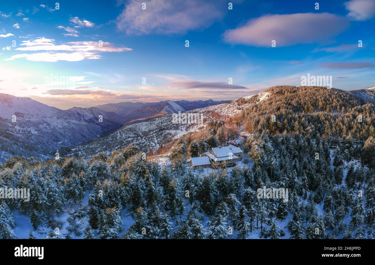 Vue aérienne de la montagne enneigée Taygeus (également connue sous le nom de Taugeus ou Taygetos) au-dessus de l'unité de Messenia à Péloponnèse, Grèce.Paysage naturel incroyable de Banque D'Images