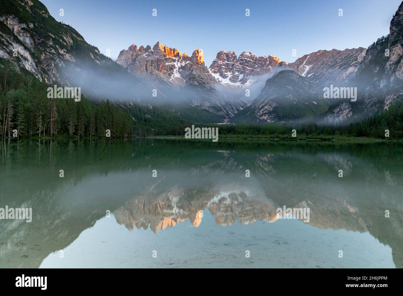 Lac Landro et bois au coucher du soleil avec Cristallo et groupe de Popena reflétés dans l'eau, Dolomites, Tyrol du Sud, Italie, Europe Banque D'Images