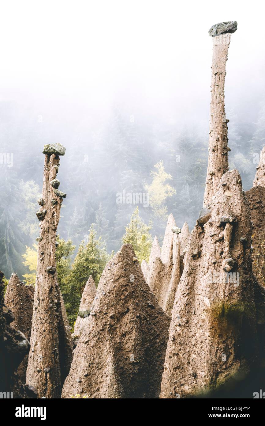 Ciel brumeux au-dessus des pyramides de la terre, ancienne formation de roche, Renon (Ritten, Bolzano, Tyrol du Sud,Italie, Europe Banque D'Images