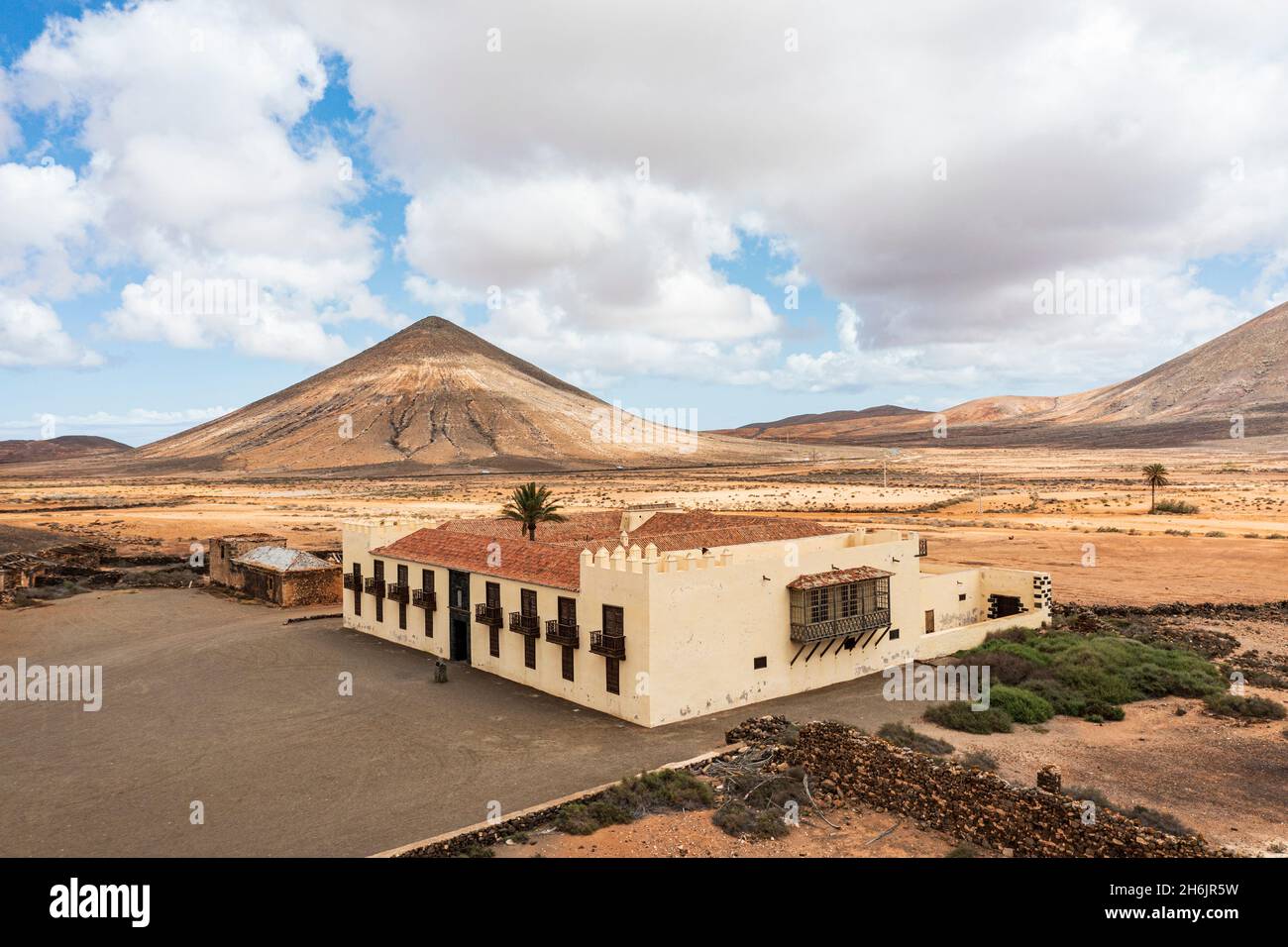 Casa de los Coroneles (Maison des colonels) entourée de montagnes volcaniques, la Oliva, Fuerteventura, îles Canaries, Espagne,Atlantique, Europe Banque D'Images