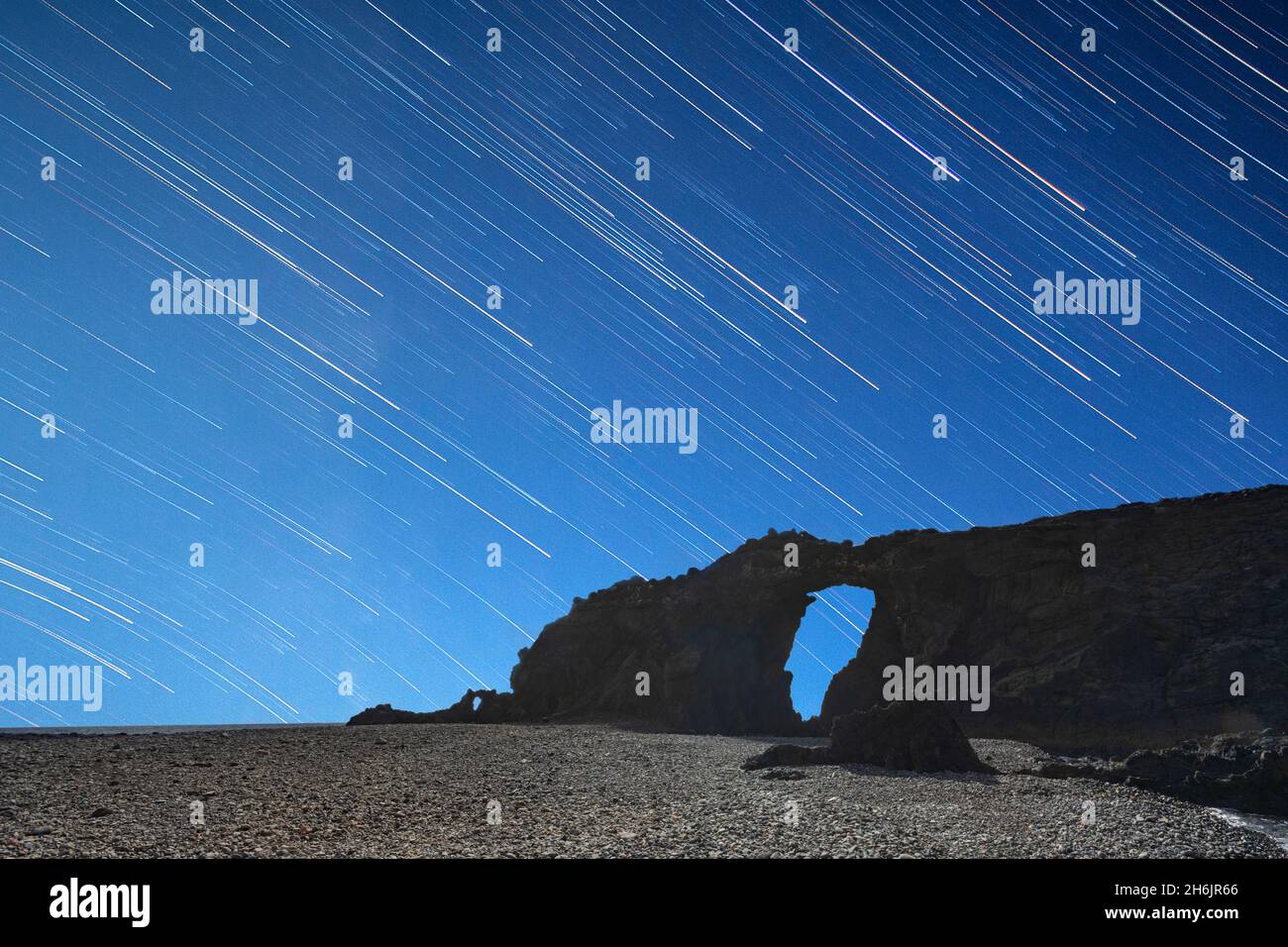 Piste de randonnée sur l'arche de pierre naturelle Arco del Jurado à la plage de Pena Horadada, Fuerteventura, îles Canaries, Espagne, Atlantique,Europe Banque D'Images