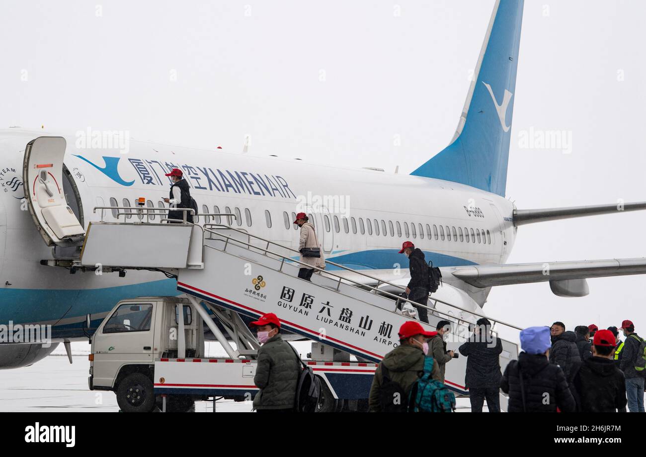 (211116) -- YINCHUAN, 16 novembre 2021 (Xinhua) -- les travailleurs migrants embarquaient un vol affrété pour la province de Fujian à l'aéroport de Guyuan City, dans la région autonome de Ningxia hui, dans le nord-ouest de la Chine, le 27 février 2020.(Xinhua/Feng Kaihua) Banque D'Images
