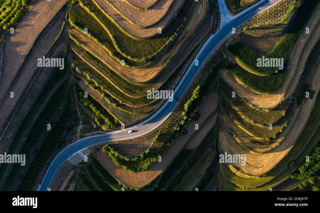 (211116) -- YINCHUAN, 16 novembre 2021 (Xinhua) -- la photo aérienne prise le 13 juillet 2021 montre des champs en terrasse dans le comté de Pengyang de la ville de Guyuan, dans le nord-ouest de la Chine, la région autonome de Ningxia hui.(Xinhua/Feng Kaihua) Banque D'Images