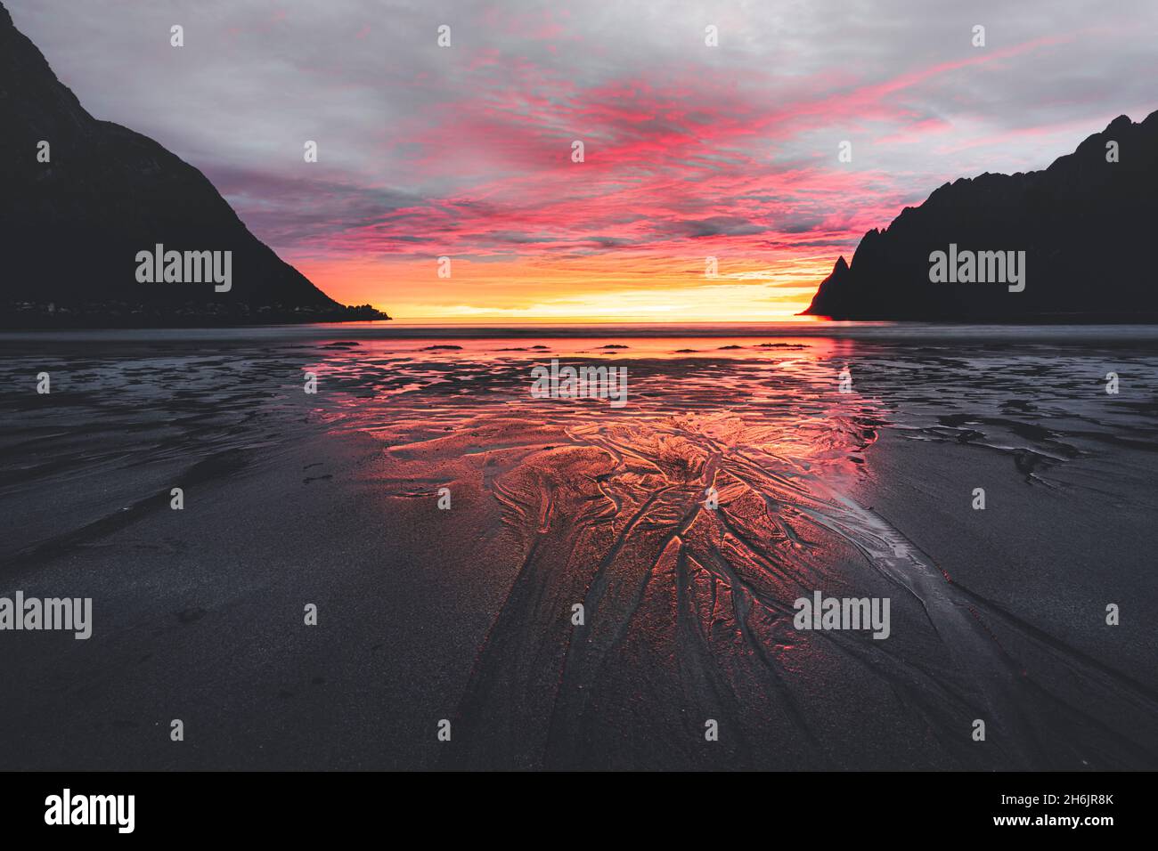 Plage vide d'Ersfjord contre le ciel nuageux et le soleil de minuit, île de Senja, comté de Troms, Norvège, Scandinavie,Europe Banque D'Images