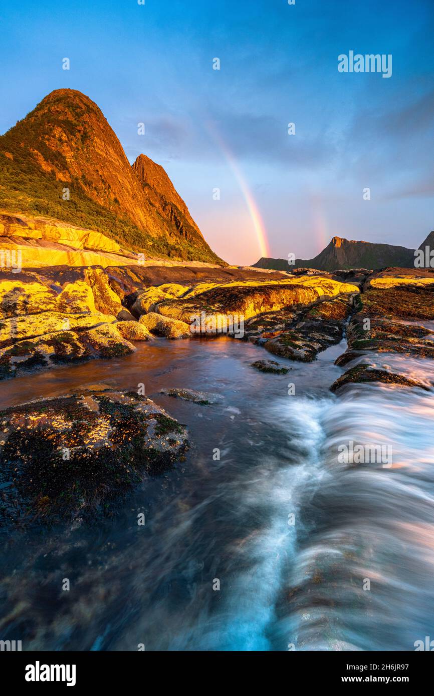 Arc-en-ciel sur les montagnes et la mer arctique du point de vue de Tungeneset, Senja, comté de Troms, Norvège, Scandinavie,Europe Banque D'Images