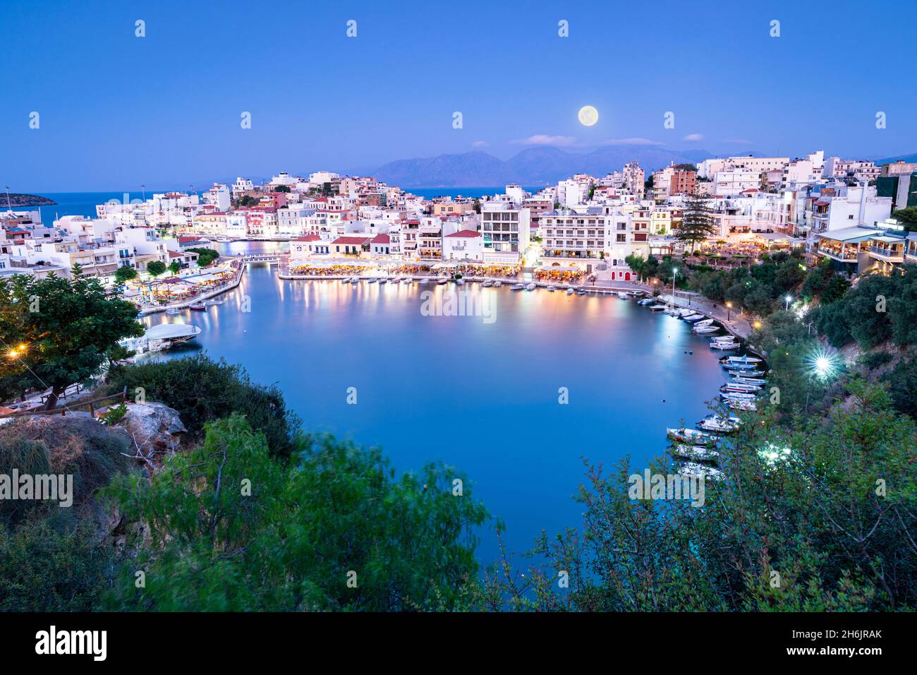 Clair de lune sur la vieille ville d'Agios Nikolaos et lac au crépuscule, préfecture de Lasithi, Crète, Iles grecques, Grèce,Europe Banque D'Images