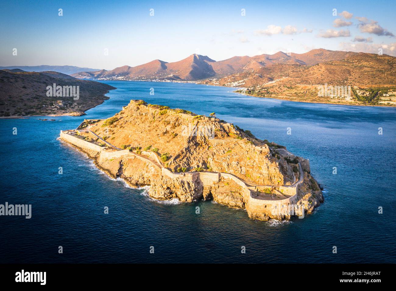 Vue aérienne de l'île de Spinalonga forteresse vénitienne et de la baie de Mirabello à l'aube, préfecture de Lasithi, Crète, Iles grecques, Grèce,Europe Banque D'Images