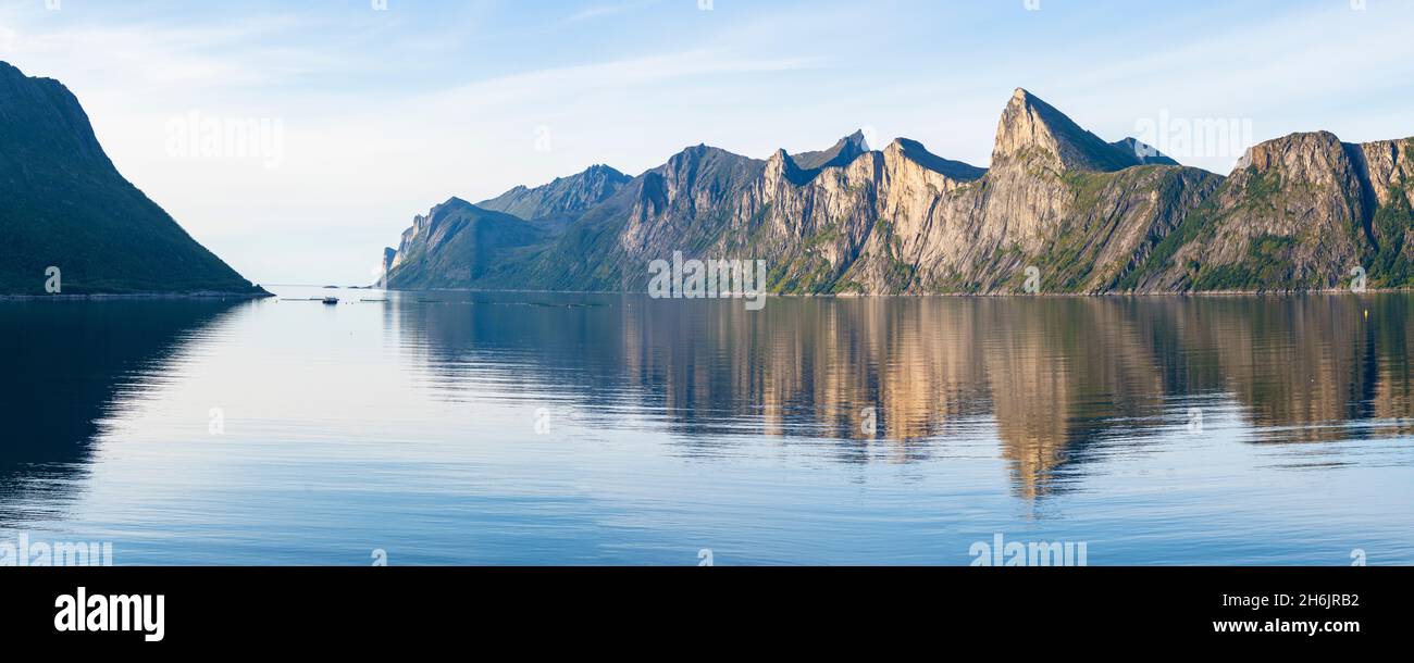 Montagnes majestueuses Segla et Hesten le long des eaux préservées de Mefjord, Senja, Troms, Norvège, Scandinavie,Europe Banque D'Images