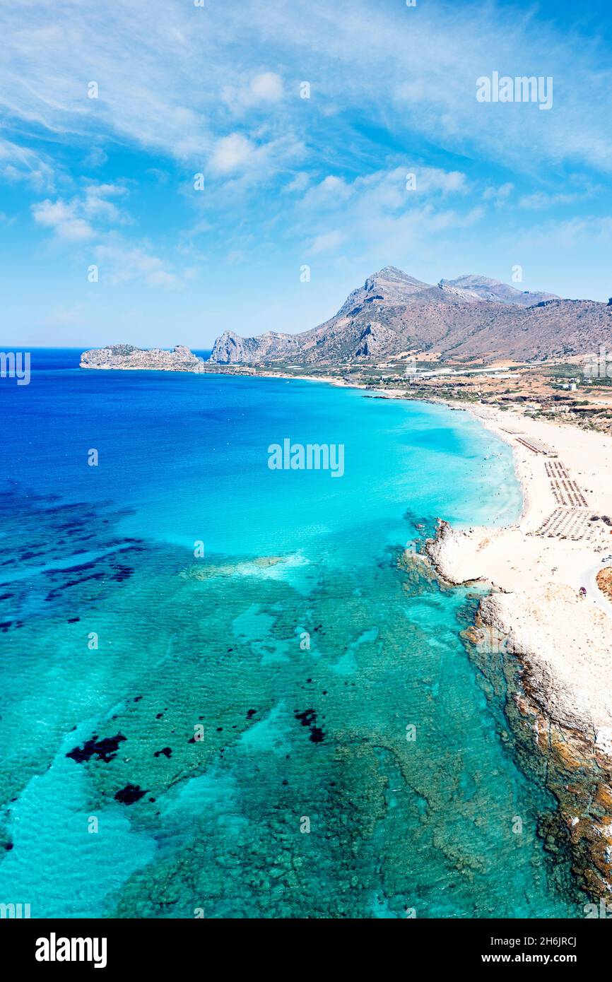 Vue aérienne de la plage de sable idyllique de Falasarna face à la mer bleue cristalline, île de Crète, îles grecques, Grèce, Europe Banque D'Images