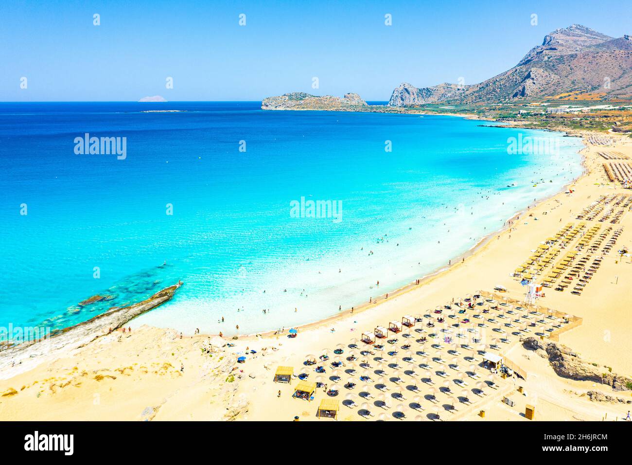 Parasols de plage et chaises longues sur le sable blanc de la plage de Falassarna donnant sur la mer de cristal, Kissamos, la Canée, la Crète, les îles grecques,Grèce, Europe Banque D'Images