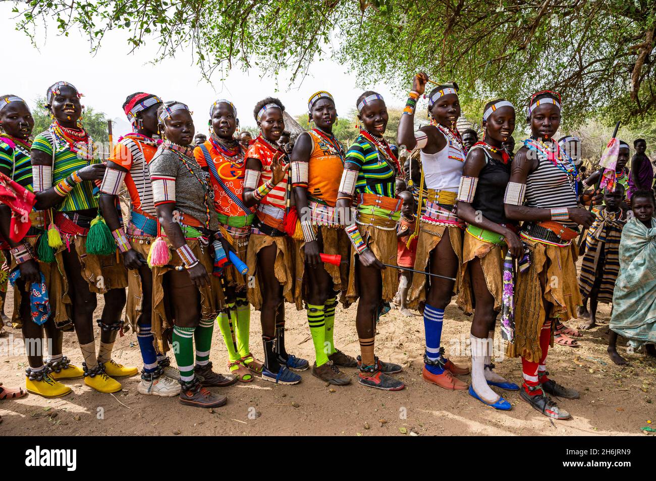 Jeunes filles traditionnelles vêtues pratiquant des danses locales, tribu Laarim, Boya Hills, Equatoria de l'est, Soudan du Sud, Afrique Banque D'Images