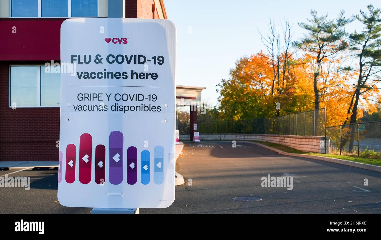 NORWALK, CT, USA- 14 NOVEMBRE 2021: Covid vaccination place s'inscrire dans CVS Store Banque D'Images