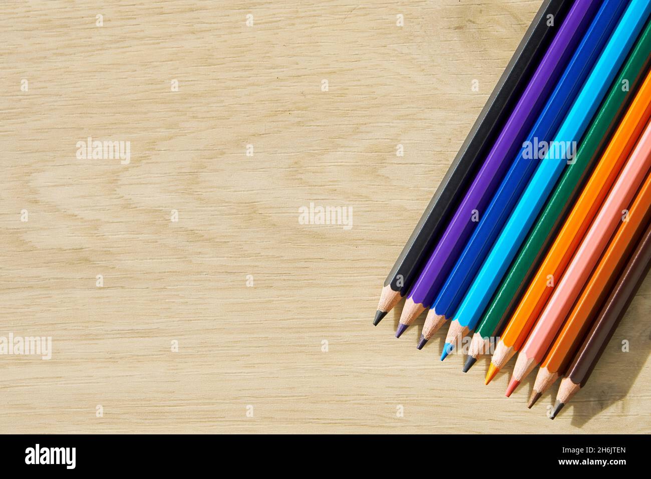 Jeu de crayons de couleur vive sur la table en bois avec espace de copie pour le texte.Modèles pour les magasins d'art et de loisirs Banque D'Images