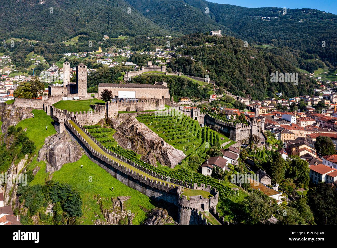 Antenne de la Castlegrande, trois châteaux de Bellinzona site classé au patrimoine mondial de l'UNESCO, Tessin, Suisse, Europe Banque D'Images