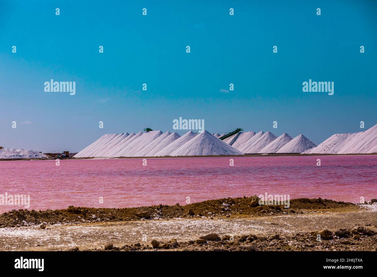 Vue sur l'océan de couleur rose surplombant les Pyramides de sel de Bonaire de loin, Bonaire, Antilles néerlandaises, Caraïbes, Amérique centrale Banque D'Images