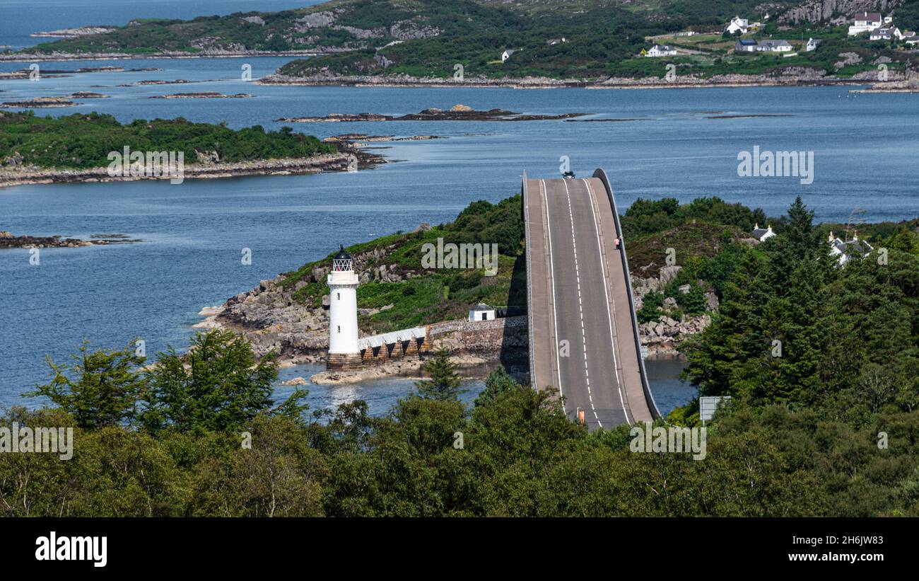 Le pont de Skye au-dessus du Loch Alsh, reliant l'île de Skye à Eilean Ban et le continent, avec le phare de Kyleakin sur l'île, en Écosse Banque D'Images